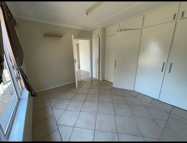 2 BEDROOM FLAT RENTED IN HILLDENE